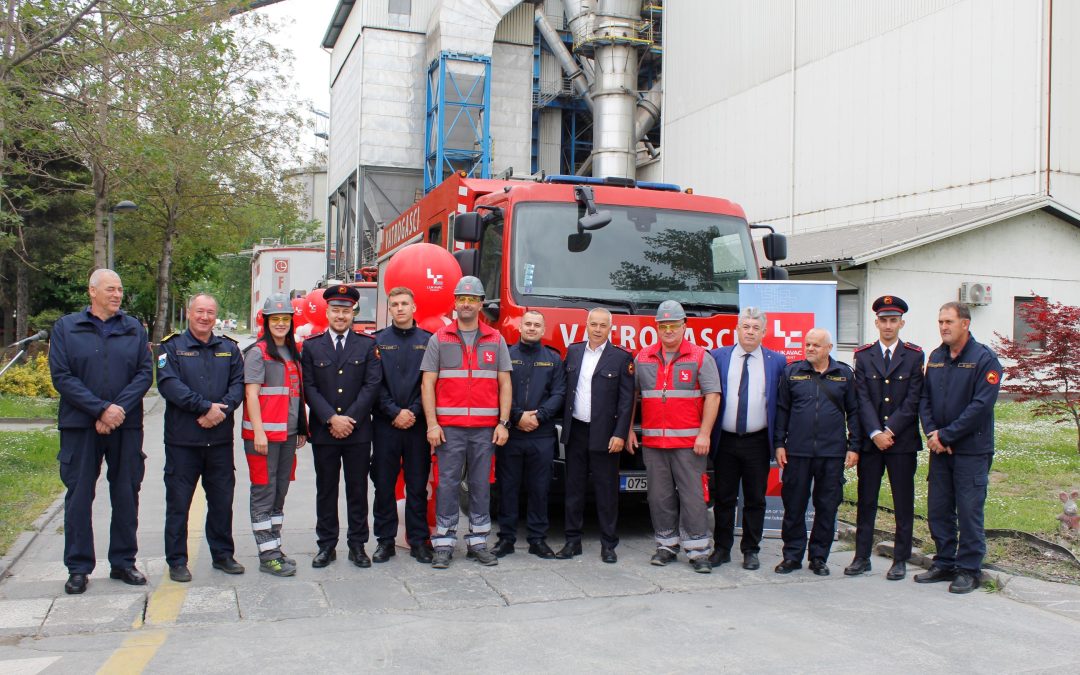 LUKAVAC CEMENT DONIRAO VATROGASNO VOZILO PROFESIONALNOJ VATROGASNOJ JEDINICI LUKAVAC